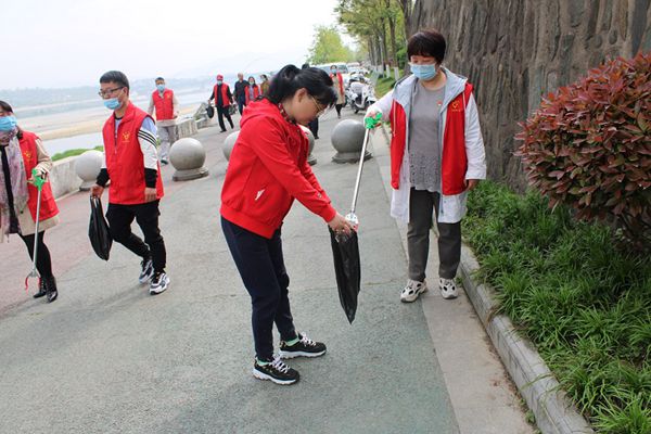 第一地質隊機關黨支部開展“珍惜水資源,愛護漢江河”.jpg